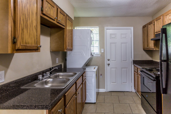 Graceland Flats in Memphis, TN - Building Photo - Interior Photo