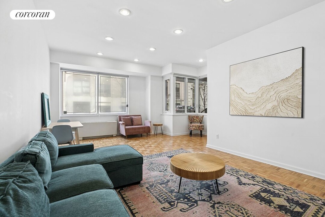 350 W 50th St in New York, NY - Building Photo