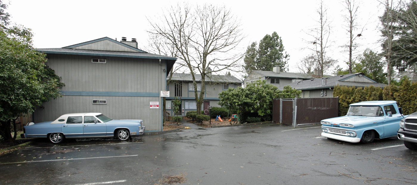 Queen's Court in Vancouver, WA - Building Photo