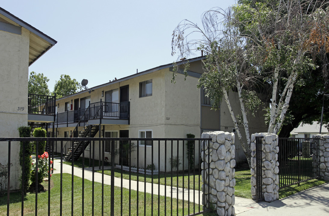 323 W Francis St in Ontario, CA - Building Photo