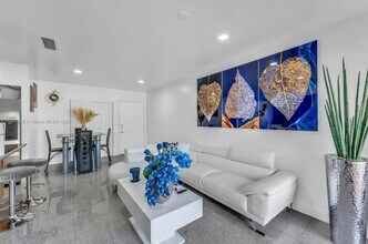 660 W Park Dr in Miami, FL - Building Photo - Building Photo