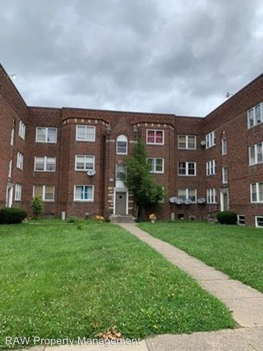 562 Glenwood Ave in Cincinnati, OH - Building Photo