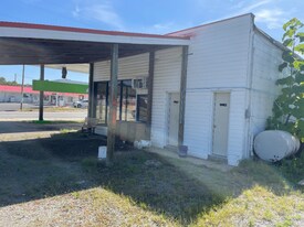 102 E Green St in Macclesfield, NC - Building Photo