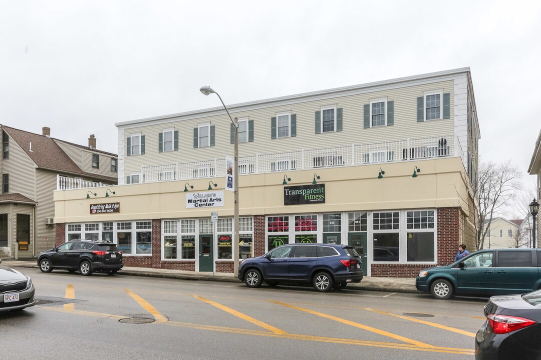 951-957 Main St in Walpole, MA - Foto de edificio