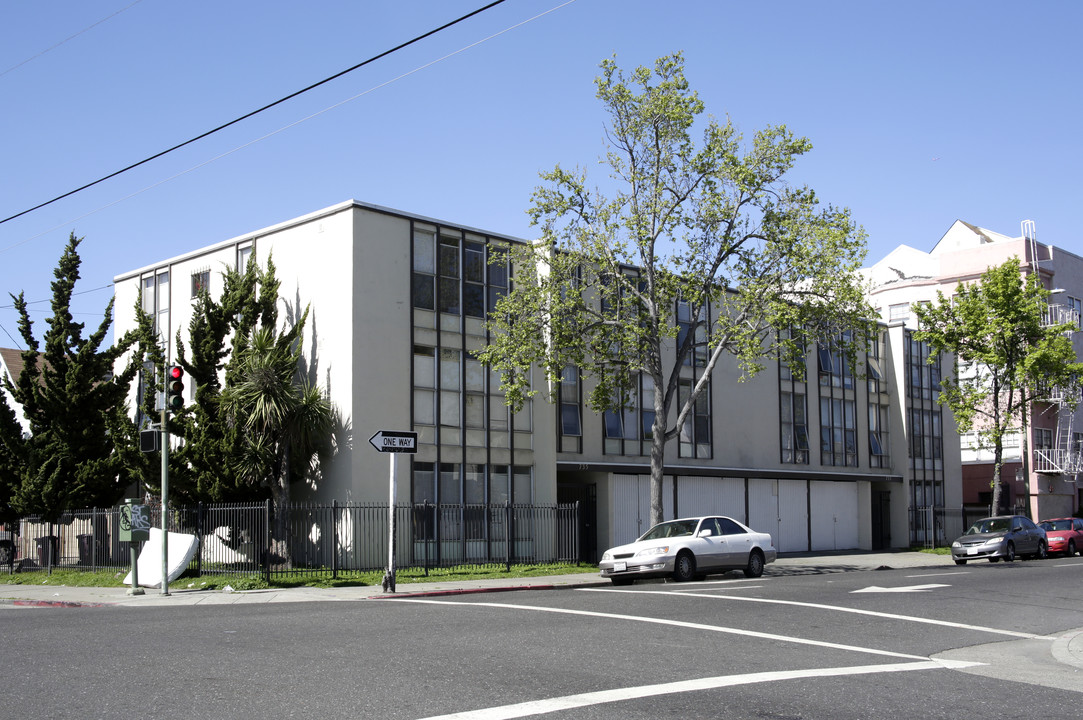 735 E 15th St in Oakland, CA - Building Photo