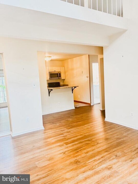 1401 E Abingdon Dr, Unit 6 in Alexandria, VA - Building Photo