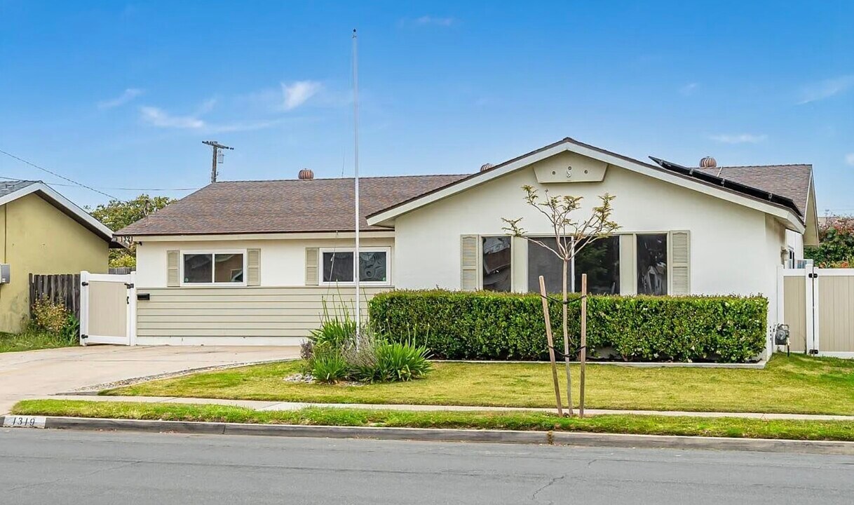 1319 Thermal Ave in San Diego, CA - Foto de edificio