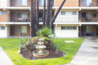 DIPLOMAT PARK APARTMENTS in Valley Village, CA - Foto de edificio - Building Photo