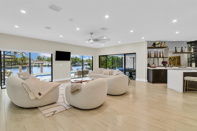 property at 319 S Riverside Dr