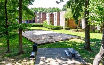 3368 Woodburn Rd in Annandale, VA - Building Photo - Building Photo