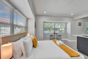 906 N Riverside Dr in Pompano Beach, FL - Building Photo