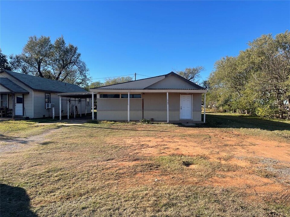 1742 Neptune Dr in Clinton, OK - Building Photo