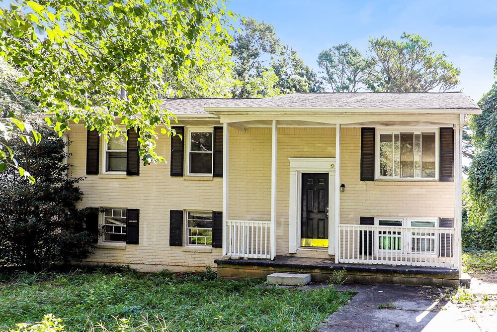 8202 Kendrick Rd in Jonesboro, GA - Foto de edificio