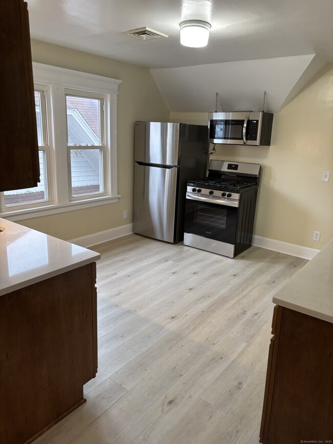 585 Beechwood Ave in Bridgeport, CT - Building Photo - Building Photo