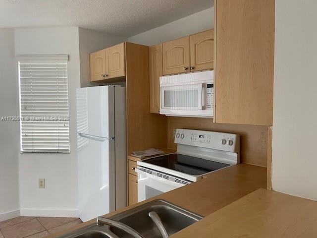 650 NW 78th Ter, Unit 104 in Pembroke Pines, FL - Building Photo - Building Photo