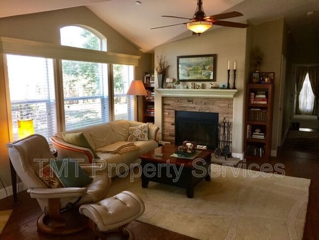 1877 Templeton Rd in Templeton, CA - Building Photo - Building Photo