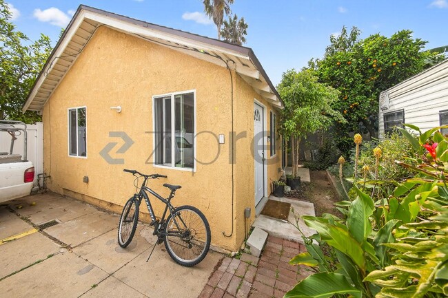 2431 S Catalina St in Los Angeles, CA - Building Photo - Building Photo