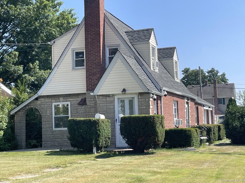 40 6th Ave in New Hyde Park, NY - Building Photo