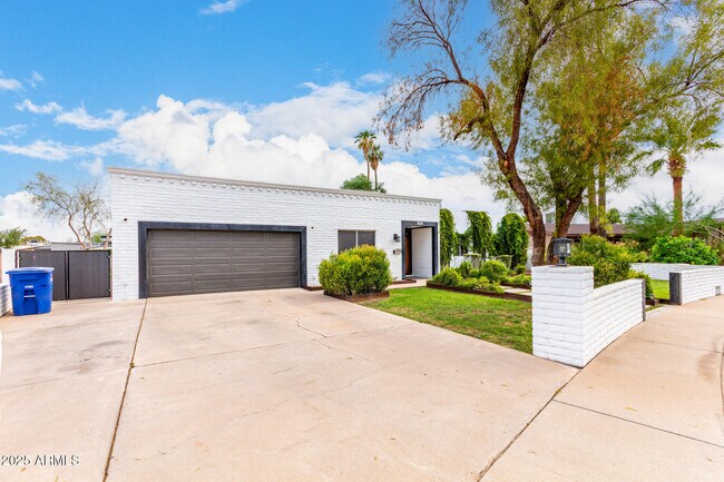 1963 E Loma Vista Dr in Tempe, AZ - Building Photo - Building Photo