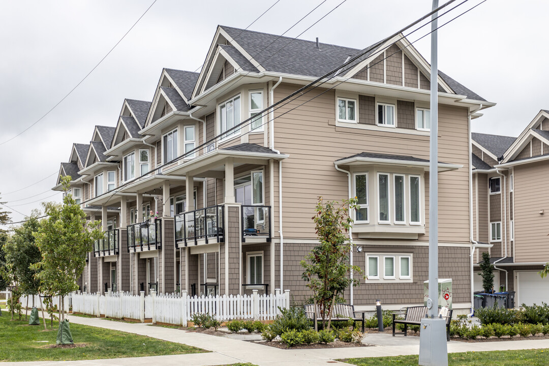 Clover Landing in Surrey, BC - Building Photo