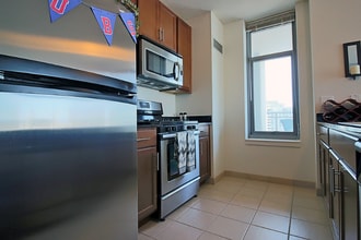 600 W Kinzie St, Unit 3703 in Chicago, IL - Building Photo - Building Photo