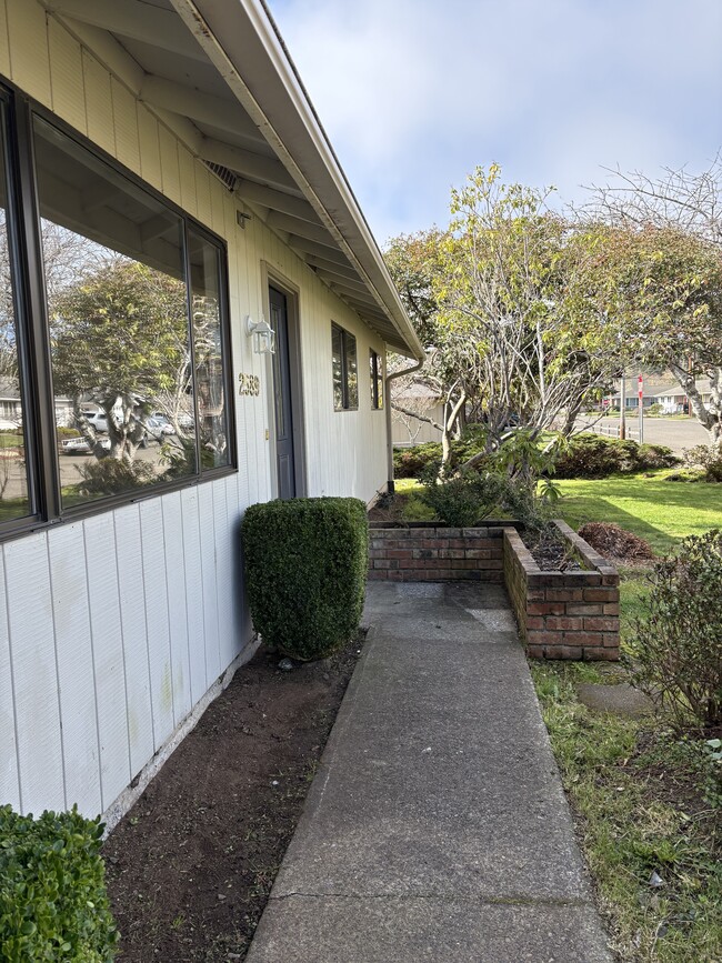 2589 14th St in North Bend, OR - Foto de edificio - Building Photo