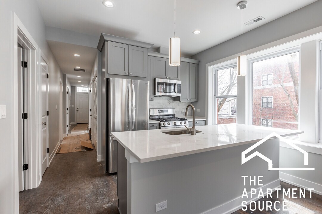 3135 N Oakley Ave, Unit 2 in Chicago, IL - Building Photo