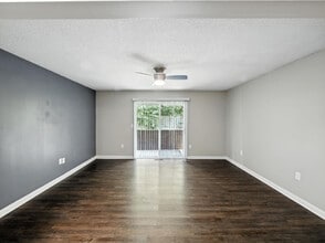 North River Landing Apartments in Elkhart, IN - Foto de edificio - Building Photo