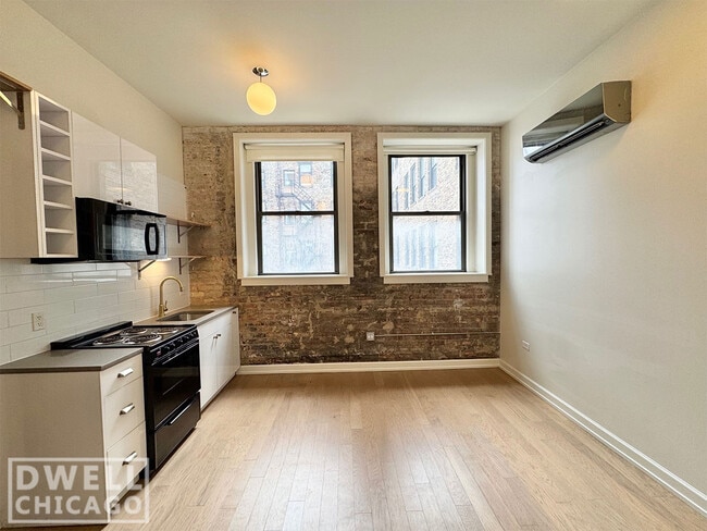 102 W Chicago Ave, Unit S in Chicago, IL - Building Photo - Building Photo