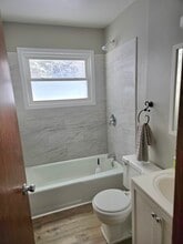 226 Oneida St in Delafield, WI - Foto de edificio - Building Photo