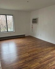 103 Amberly Dr in Englishtown, NJ - Building Photo - Building Photo