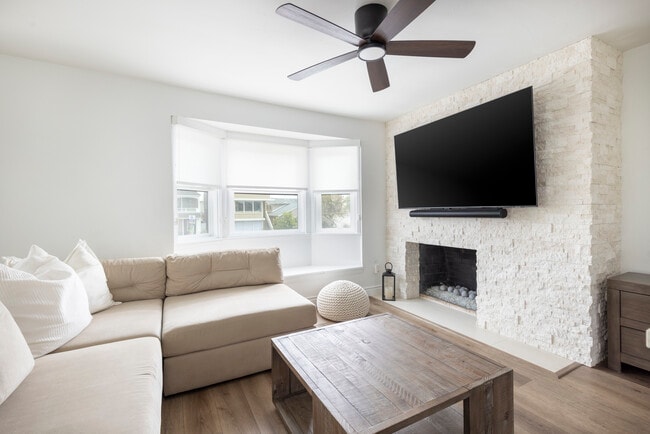 116 E Balboa Blvd in Newport Beach, CA - Building Photo - Building Photo