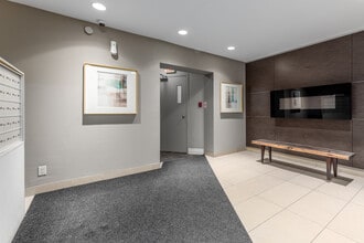 1650 Bathurst in Toronto, ON - Building Photo - Lobby