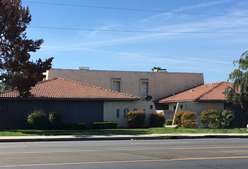 1921 Ming Ave in Bakersfield, CA - Foto de edificio