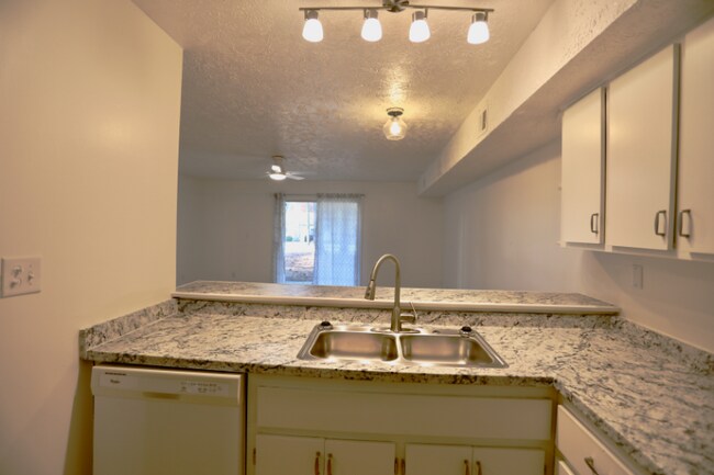 365 W Illinois Ave in Southern Pines, NC - Foto de edificio - Building Photo