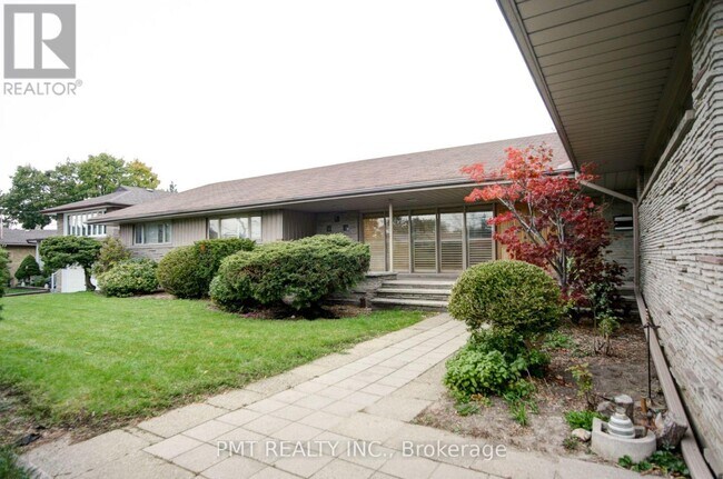 16 Carousel Ct in Toronto, ON - Building Photo - Building Photo
