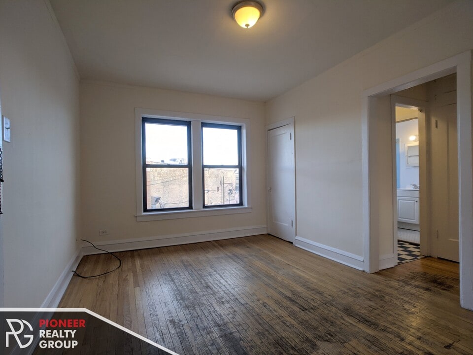 3306 W Schubert Ave, Unit 1HH in Chicago, IL - Building Photo