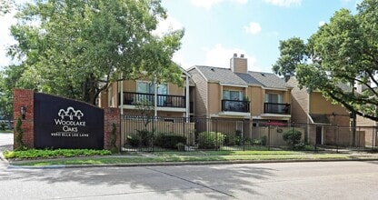 Woodlake Oaks Apartments in Houston, TX - Foto de edificio - Building Photo