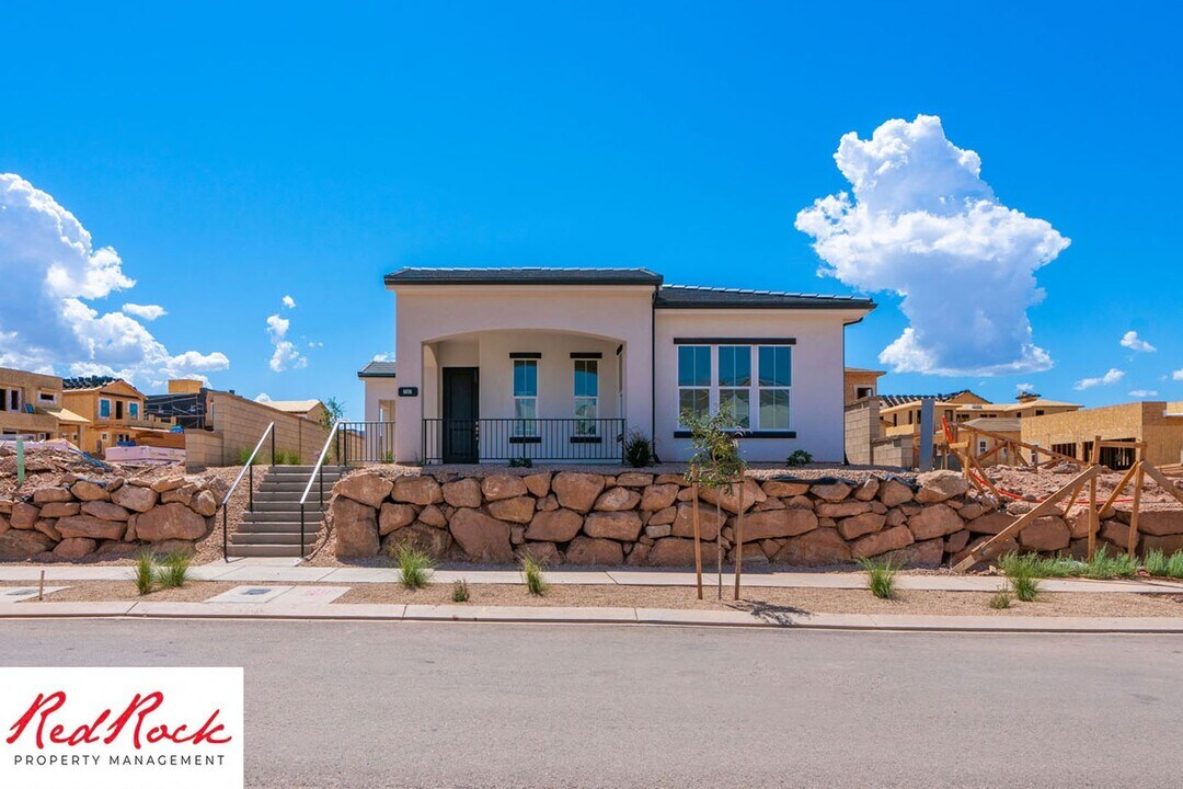 737 W Claystone Dr in Saint George, UT - Building Photo
