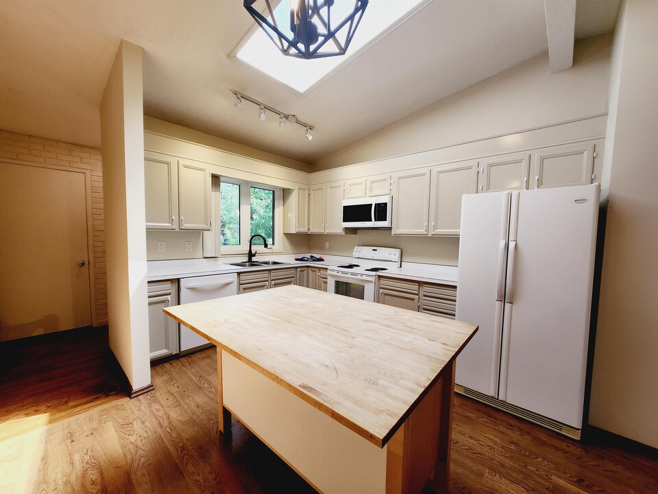 10 Greenwood Pl in St. Albert, AB - Building Photo