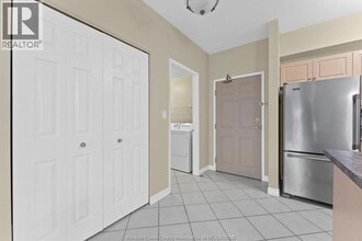 5995 Ellis St in Lasalle, ON - Building Photo - Building Photo