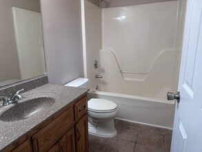 69 Randi Dr in Jackson, TN - Foto de edificio - Building Photo