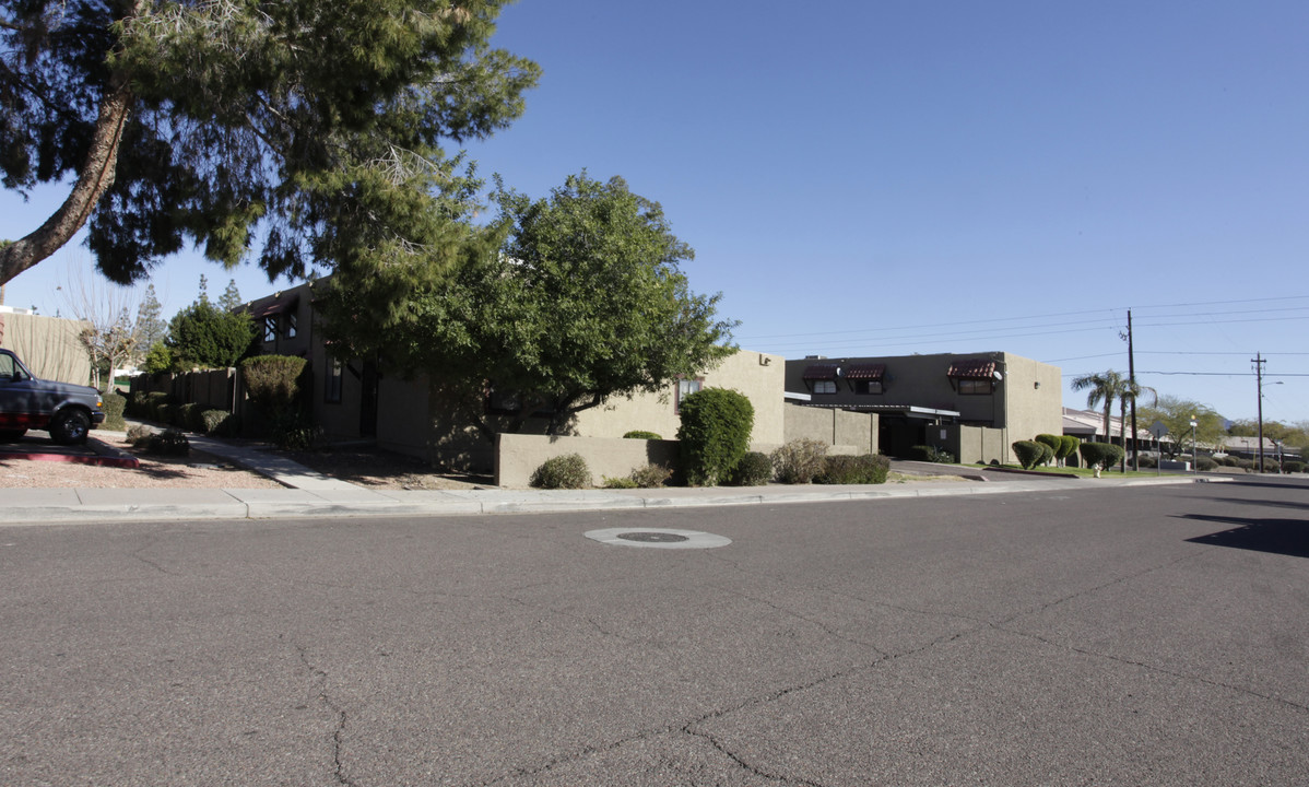 2724 W Mclellan Blvd in Phoenix, AZ - Building Photo