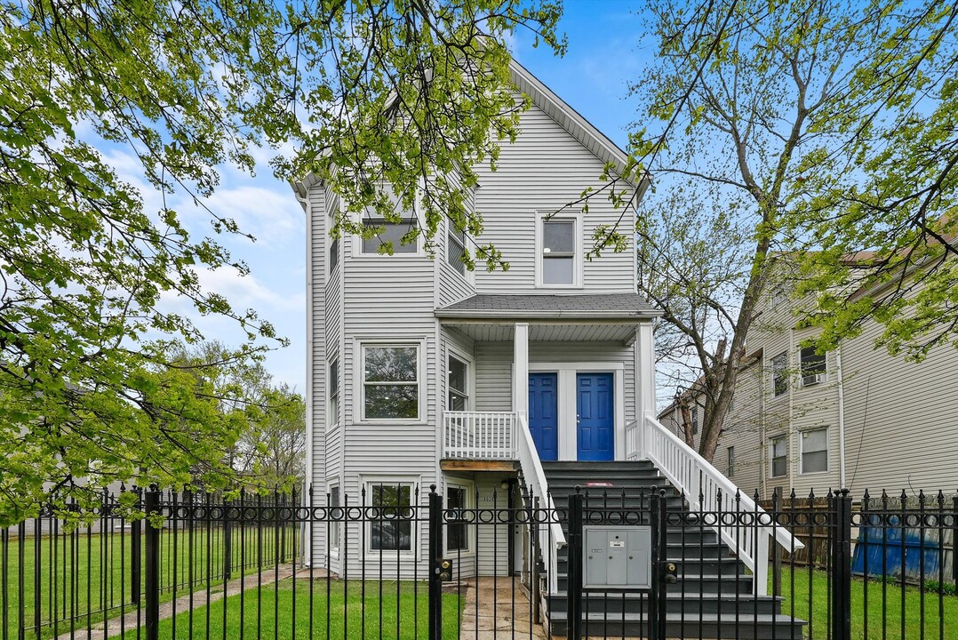 8026 S Coles Ave in Chicago, IL - Foto de edificio