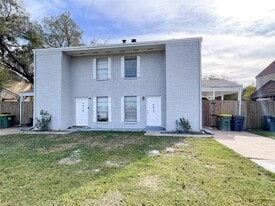 4612 W Orange St in Pearland, TX - Building Photo