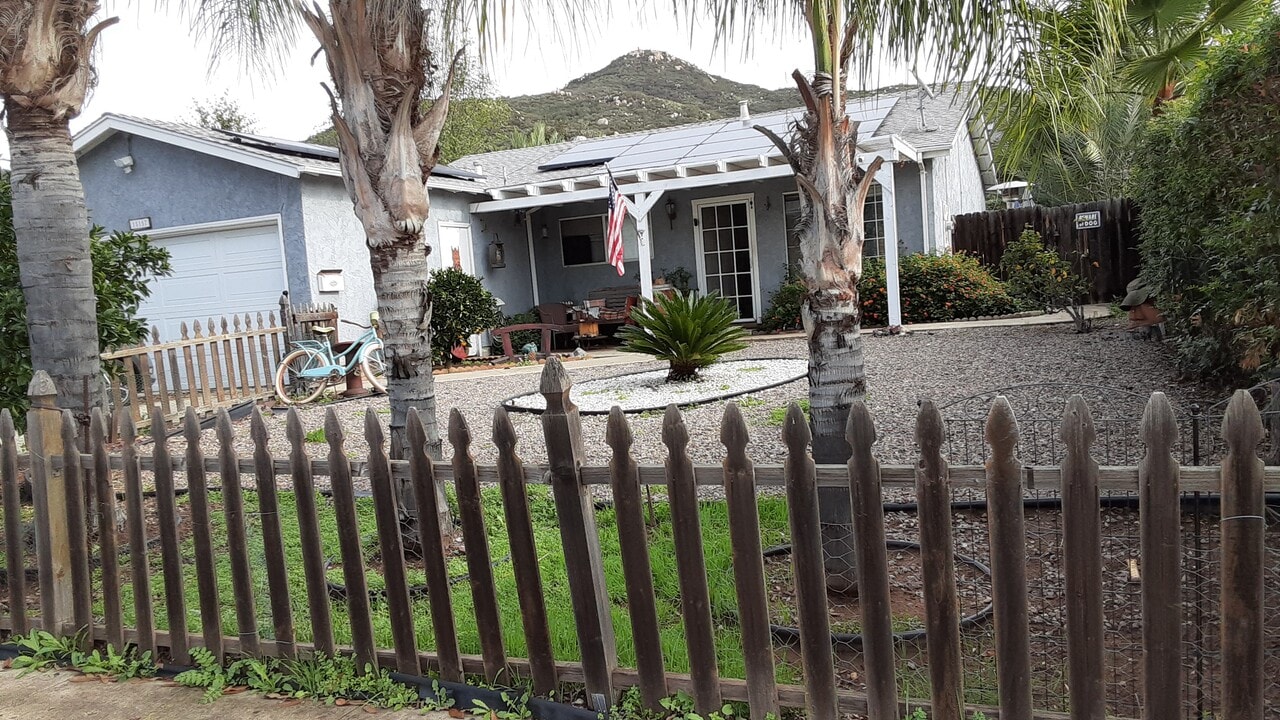 15157 Jenell St in Poway, CA - Building Photo