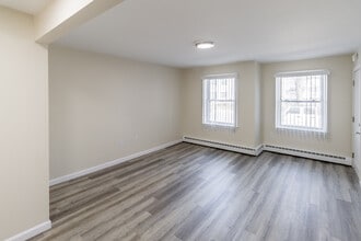 Newport Landings Apartment Community in Middletown, RI - Foto de edificio - Building Photo