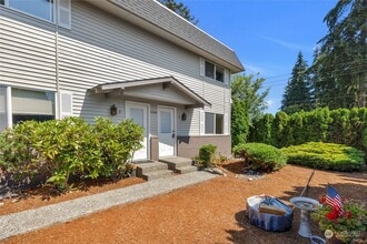 22024 76th Ave W, Unit B in Edmonds, WA - Foto de edificio - Building Photo