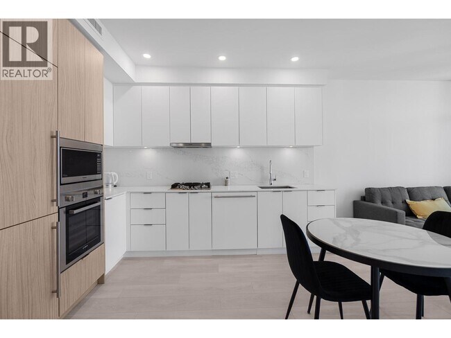 537 Cottonwood Ave in Coquitlam, BC - Building Photo - Building Photo