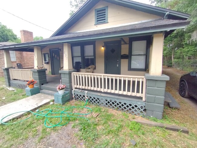 property at 237 W 40th St